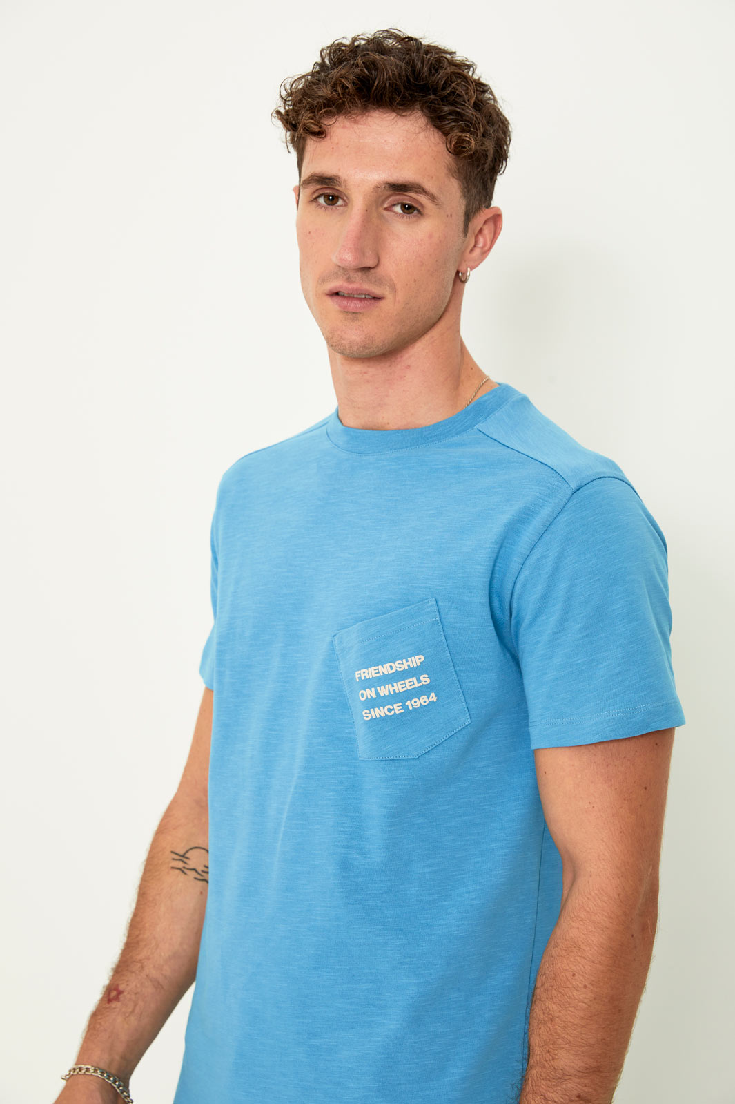 Friends pocket T-shirt (light blue)
